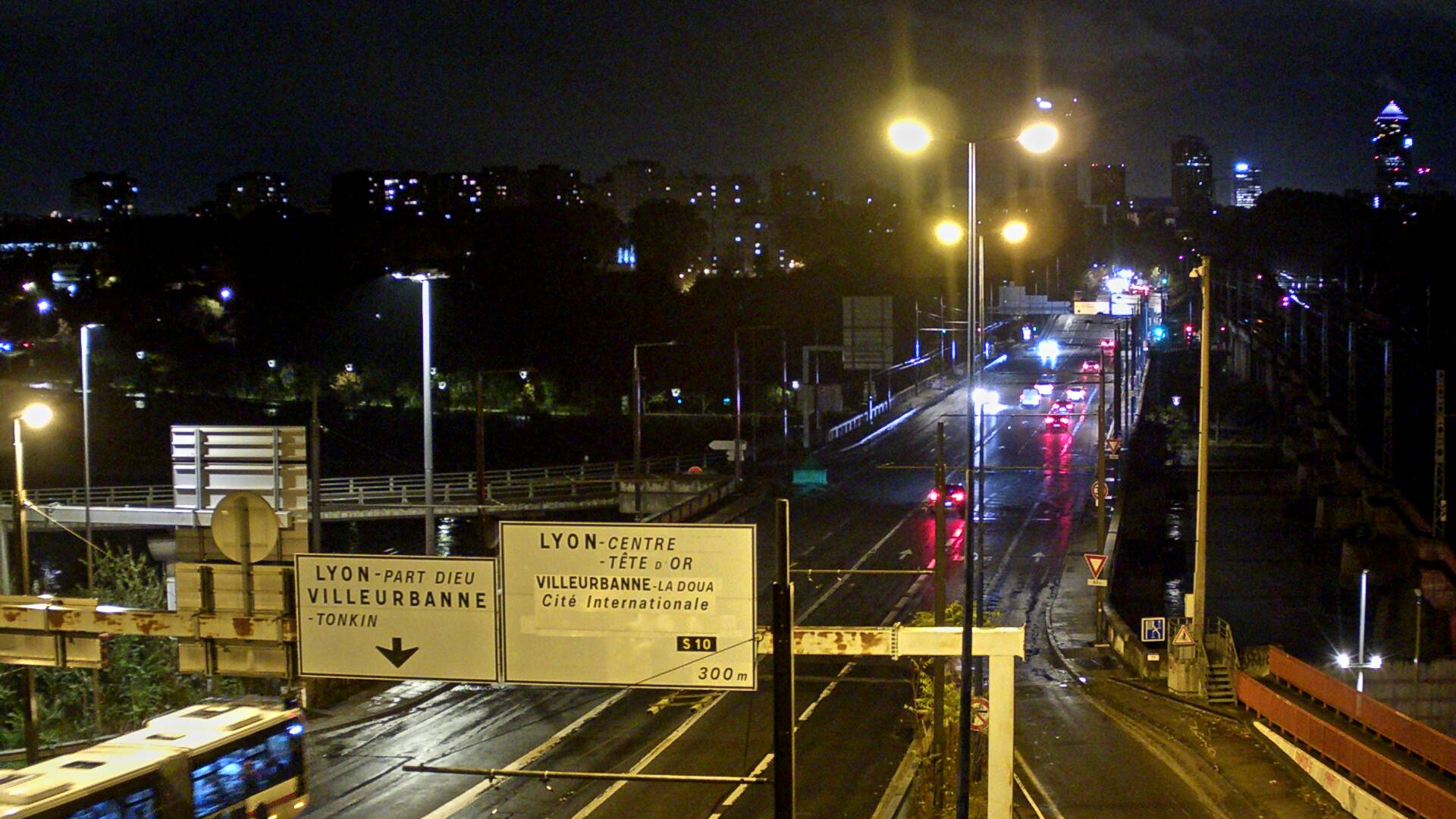 Webcam sur le pont Raymond Poincaré sur la D48, au-dessus du périphérique Nord de Lyon. Vue orientée vers le boulevard de Stalingrad, Lyon