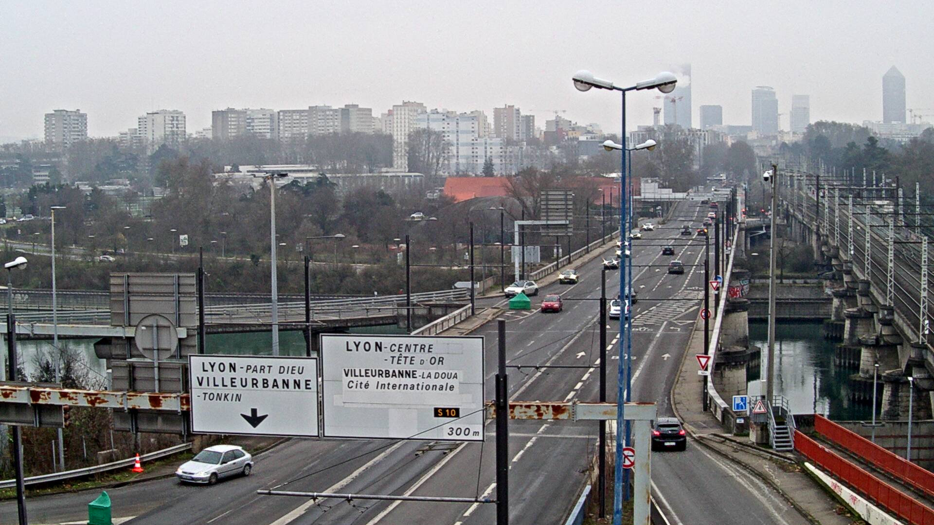 Webcam sur le pont Raymond Poincaré sur la D48, au-dessus du périphérique Nord de Lyon. Vue orientée vers le boulevard de Stalingrad, Lyon