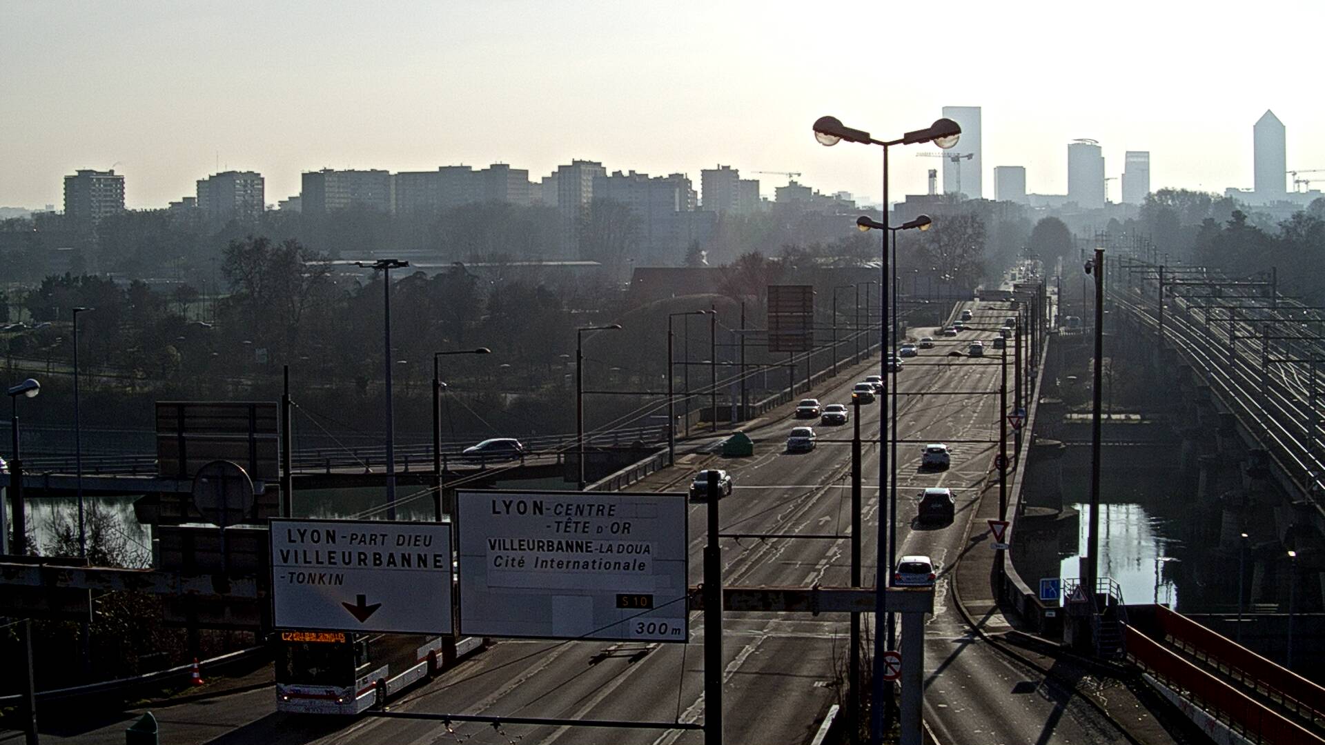 Webcam sur le pont Raymond Poincaré sur la D48, au-dessus du périphérique Nord de Lyon. Vue orientée vers le boulevard de Stalingrad, Lyon