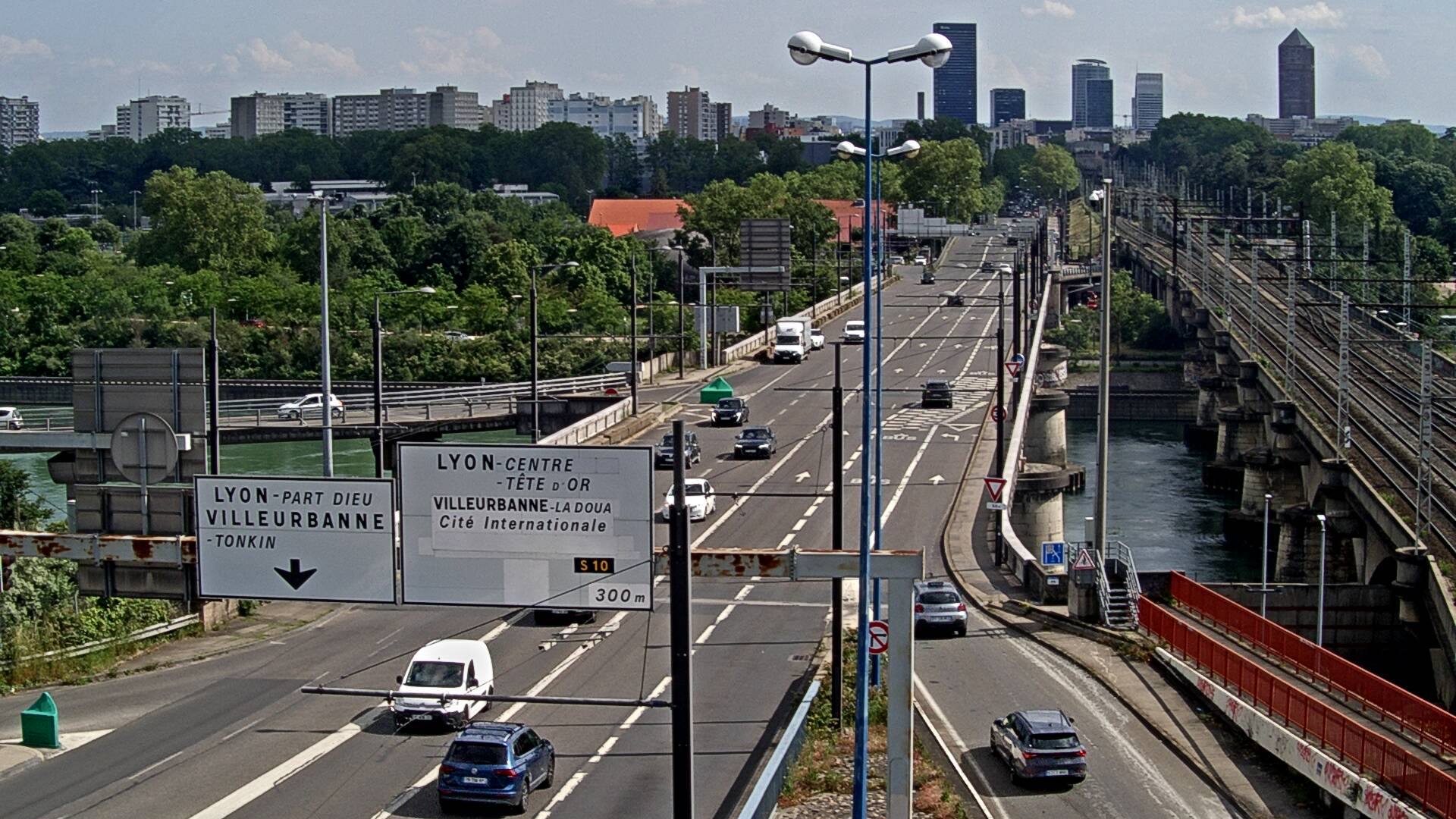 <h2>Webcam sur le pont Raymond Poincaré sur la D48, au-dessus du périphérique Nord de Lyon. Vue orientée vers le boulevard de Stalingrad, Lyon</h2>