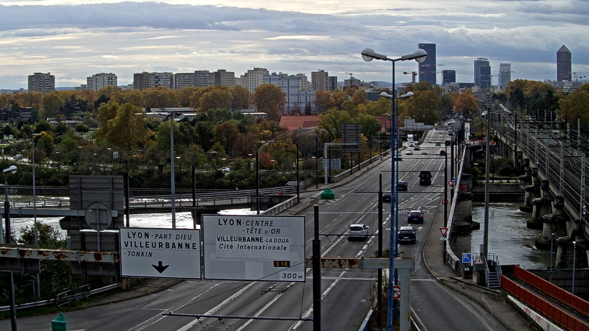 Webcam sur le pont Raymond Poincaré sur la D48, au-dessus du périphérique Nord de Lyon. Vue orientée vers le boulevard de Stalingrad, Lyon