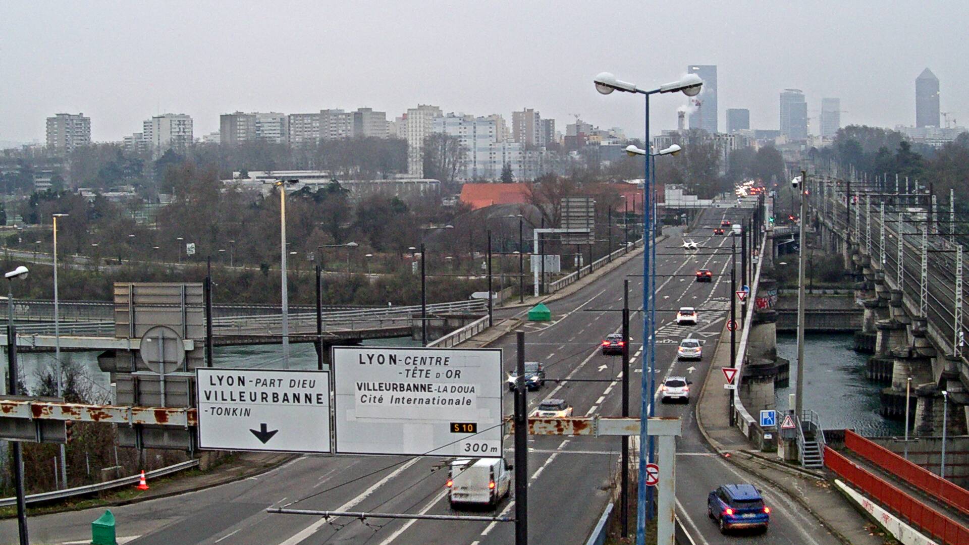 Webcam sur le pont Raymond Poincaré sur la D48, au-dessus du périphérique Nord de Lyon. Vue orientée vers le boulevard de Stalingrad, Lyon