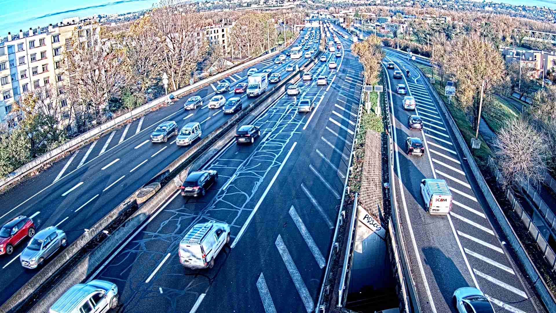 Webcam trafic à l'intersection du Boulevard Périphérique Nord, le Boulevard Périphérique Laurent Bonnevay de Lyon (D383) et l'A42, à hauteur de Villeurbanne. Vue orientée vers Rilleux-la-Pape