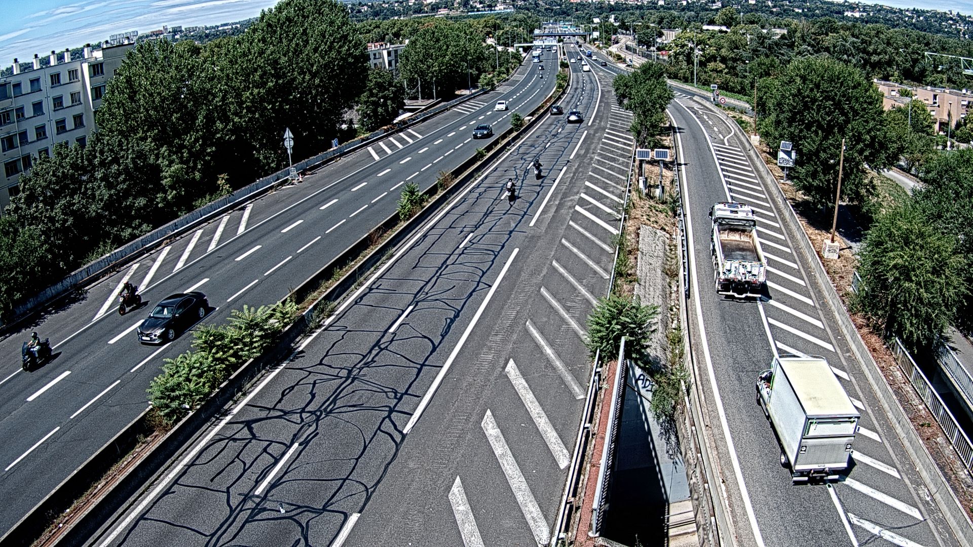 Webcam trafic à l'intersection du Boulevard Périphérique Nord, le Boulevard Périphérique Laurent Bonnevay de Lyon (D383) et l'A42, à hauteur de Villeurbanne. Vue orientée vers Rilleux-la-Pape