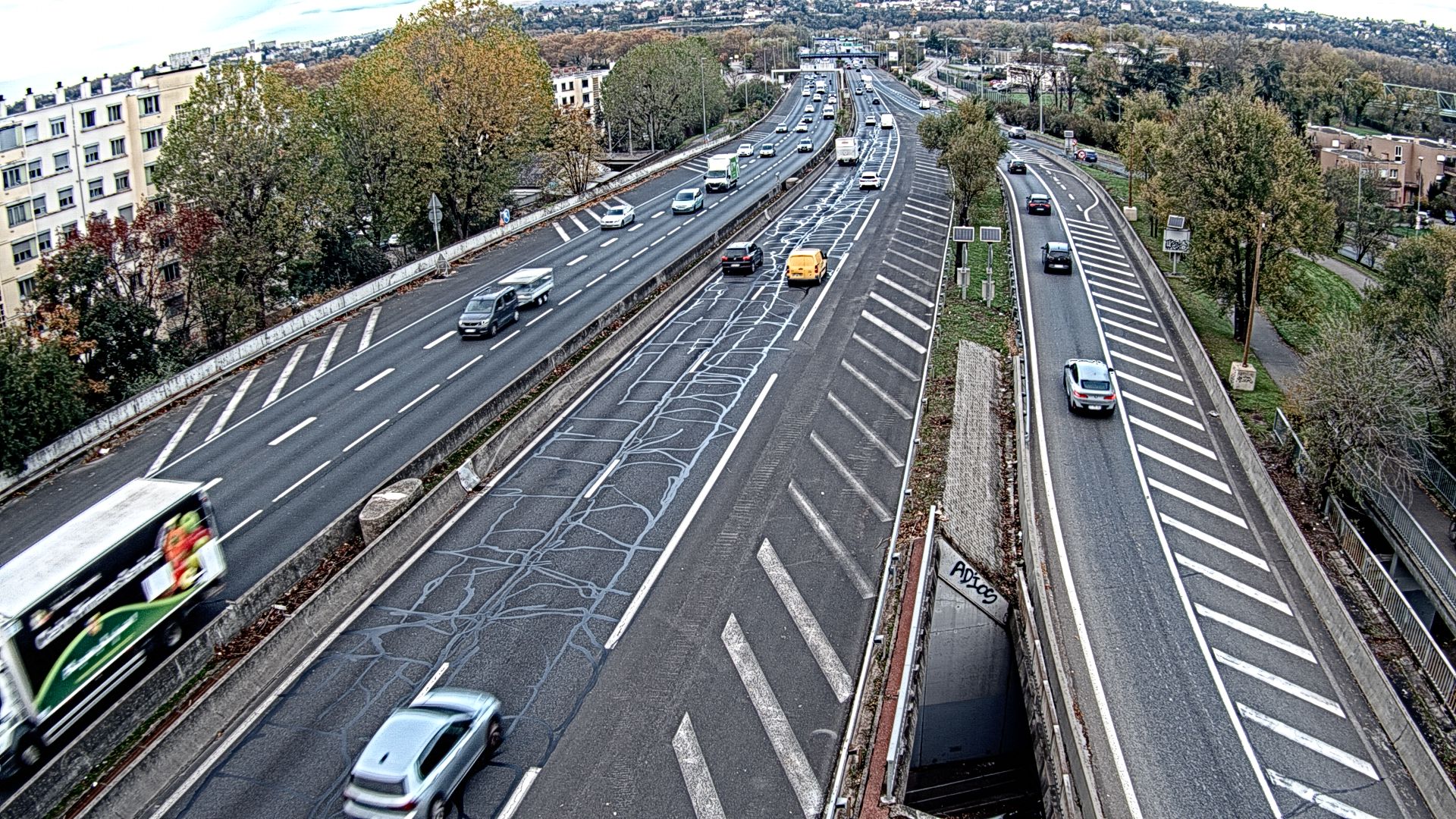 Webcam trafic à l'intersection du Boulevard Périphérique Nord, le Boulevard Périphérique Laurent Bonnevay de Lyon (D383) et l'A42, à hauteur de Villeurbanne. Vue orientée vers Rilleux-la-Pape