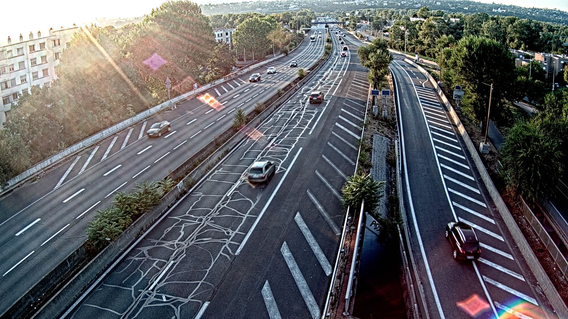 Webcam trafic à l'intersection du Boulevard Périphérique Nord, le Boulevard Périphérique Laurent Bonnevay de Lyon (D383) et l'A42, à hauteur de Villeurbanne. Vue orientée vers Rilleux-la-Pape