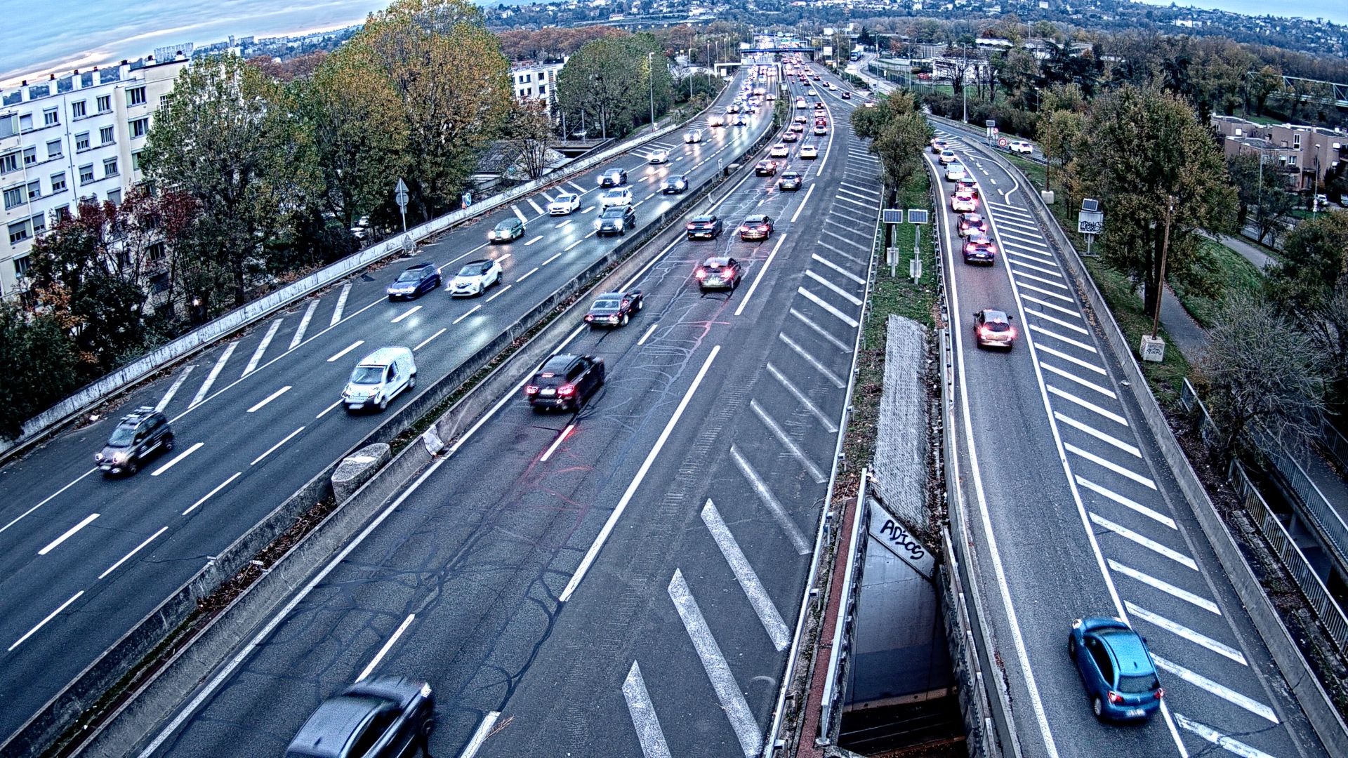 <h2>Webcam trafic à l'intersection du Boulevard Périphérique Nord, le Boulevard Périphérique Laurent Bonnevay de Lyon (D383) et l'A42, à hauteur de Villeurbanne. Vue orientée vers Rilleux-la-Pape</h2>