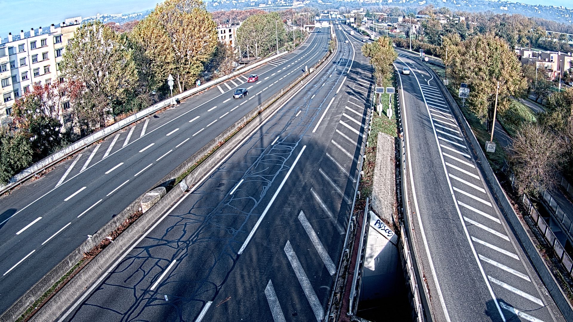 Webcam trafic à l'intersection du Boulevard Périphérique Nord, le Boulevard Périphérique Laurent Bonnevay de Lyon (D383) et l'A42, à hauteur de Villeurbanne. Vue orientée vers Rilleux-la-Pape