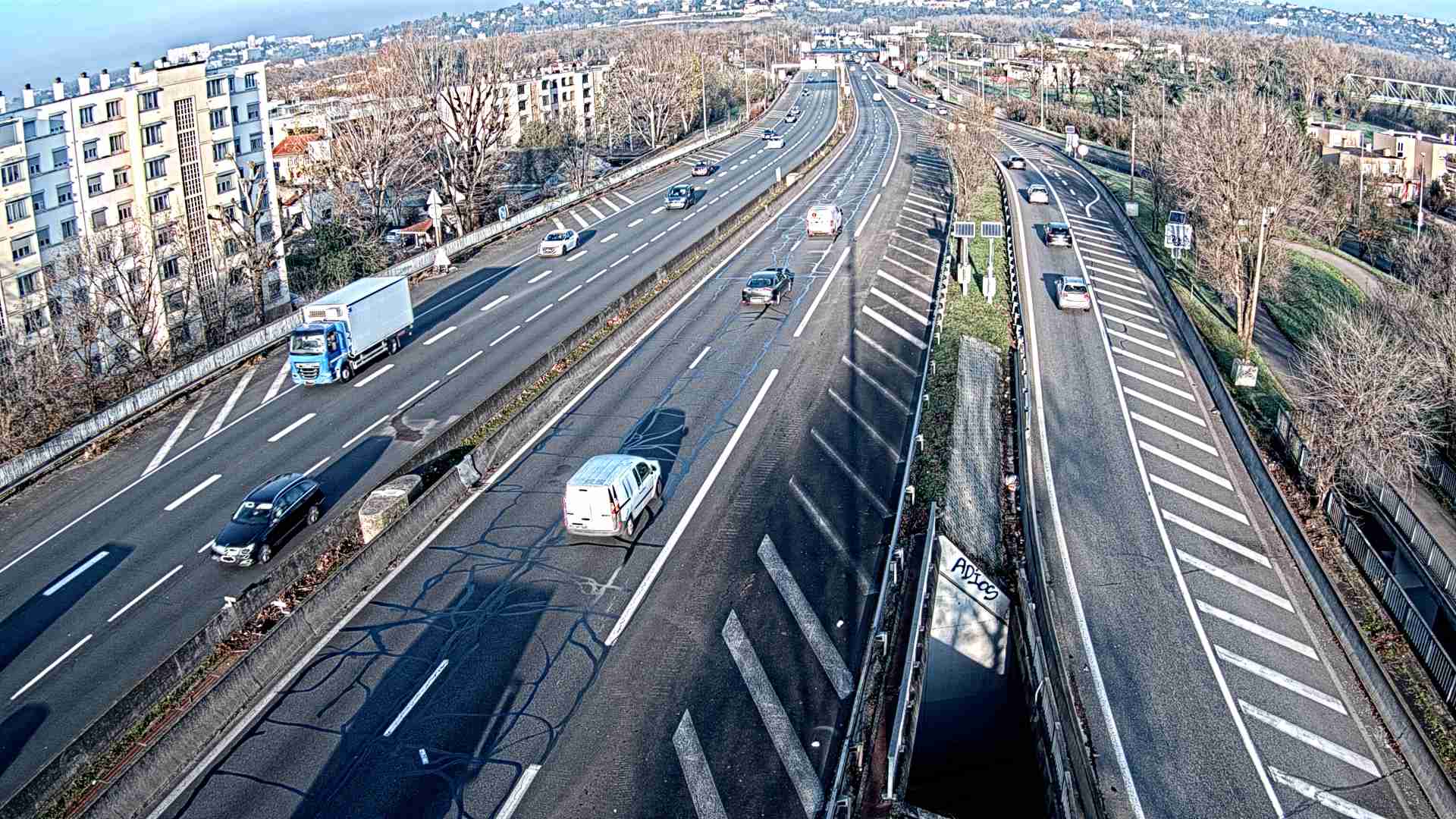Webcam trafic à l'intersection du Boulevard Périphérique Nord, le Boulevard Périphérique Laurent Bonnevay de Lyon (D383) et l'A42, à hauteur de Villeurbanne. Vue orientée vers Rilleux-la-Pape