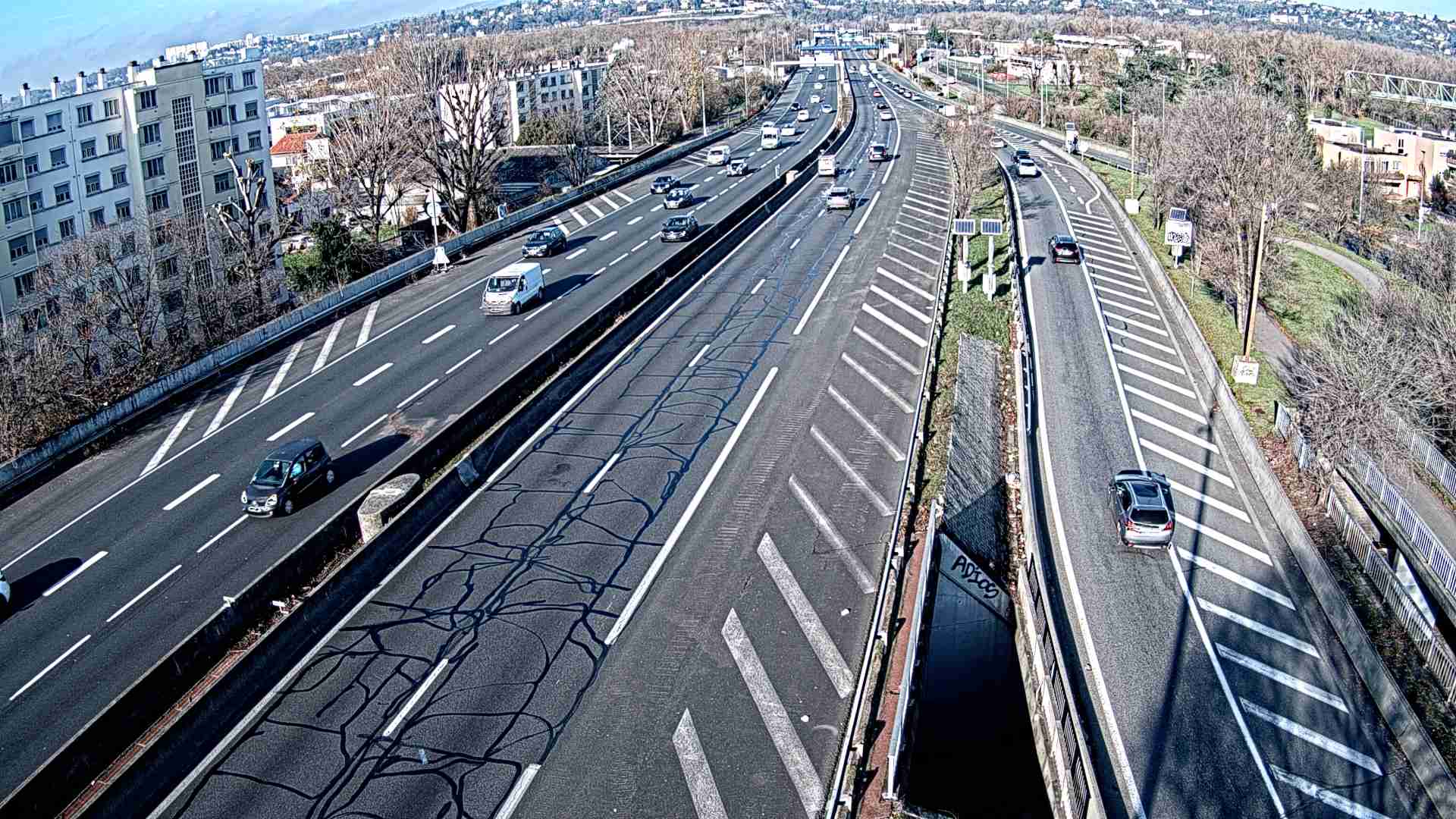 <h2>Webcam trafic à l'intersection du Boulevard Périphérique Nord, le Boulevard Périphérique Laurent Bonnevay de Lyon (D383) et l'A42, à hauteur de Villeurbanne. Vue orientée vers Rilleux-la-Pape</h2>