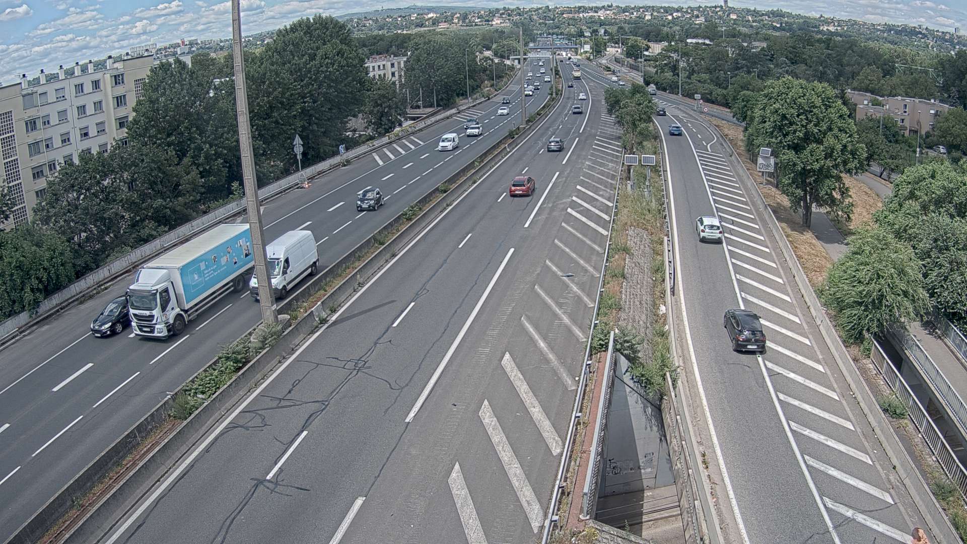 Webcam trafic à l'intersection du Boulevard Périphérique Nord, le Boulevard Périphérique Laurent Bonnevay de Lyon (D383) et l'A42, à hauteur de Villeurbanne. Vue orientée vers Rilleux-la-Pape