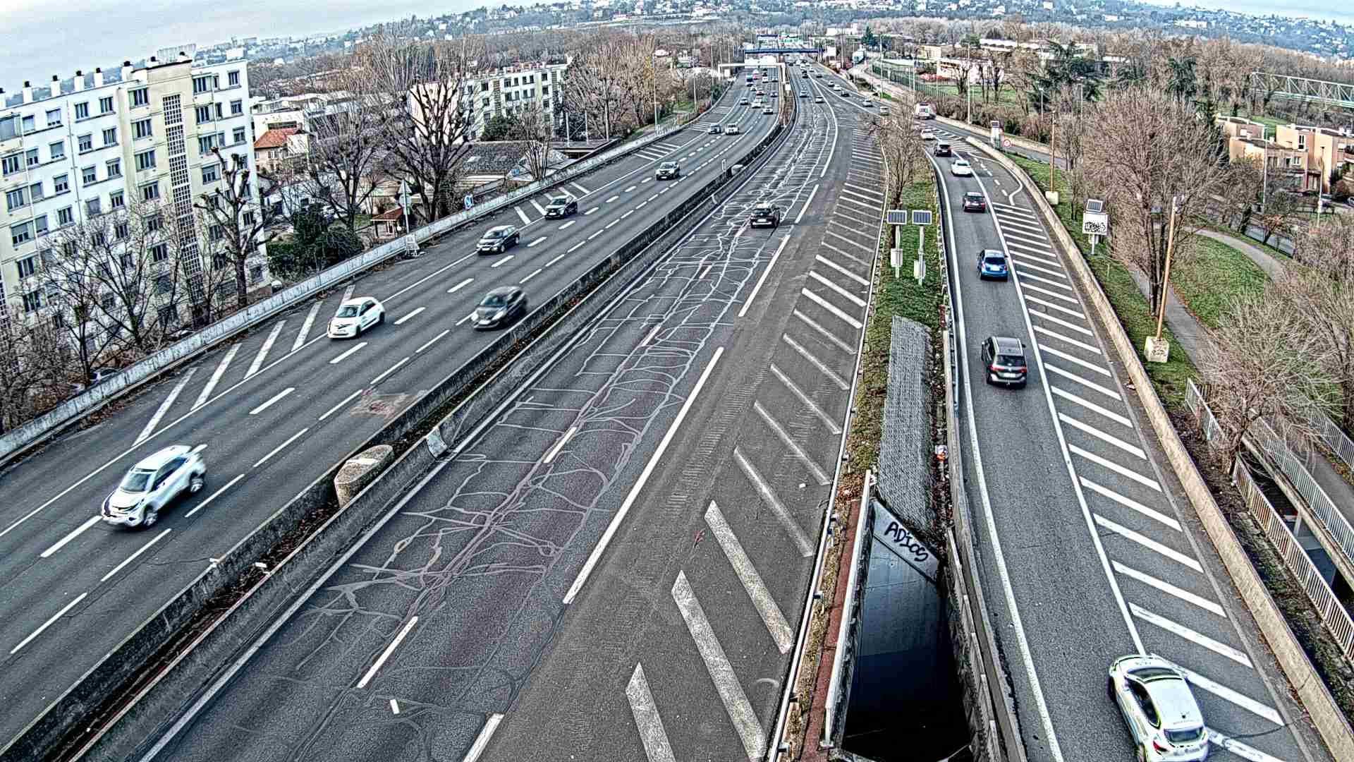 Webcam trafic à l'intersection du Boulevard Périphérique Nord, le Boulevard Périphérique Laurent Bonnevay de Lyon (D383) et l'A42, à hauteur de Villeurbanne. Vue orientée vers Rilleux-la-Pape