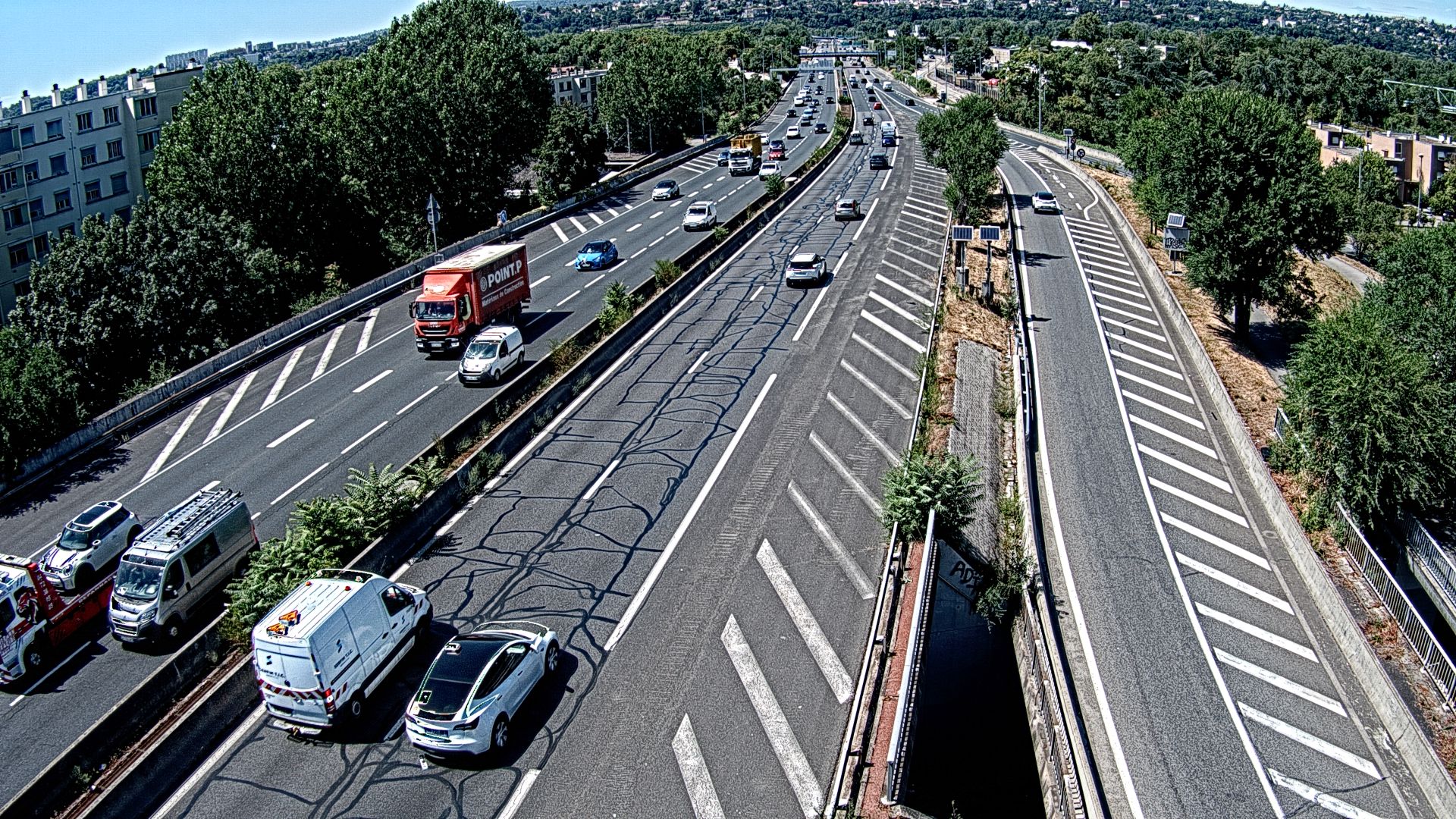 Webcam trafic à l'intersection du Boulevard Périphérique Nord, le Boulevard Périphérique Laurent Bonnevay de Lyon (D383) et l'A42, à hauteur de Villeurbanne. Vue orientée vers Rilleux-la-Pape