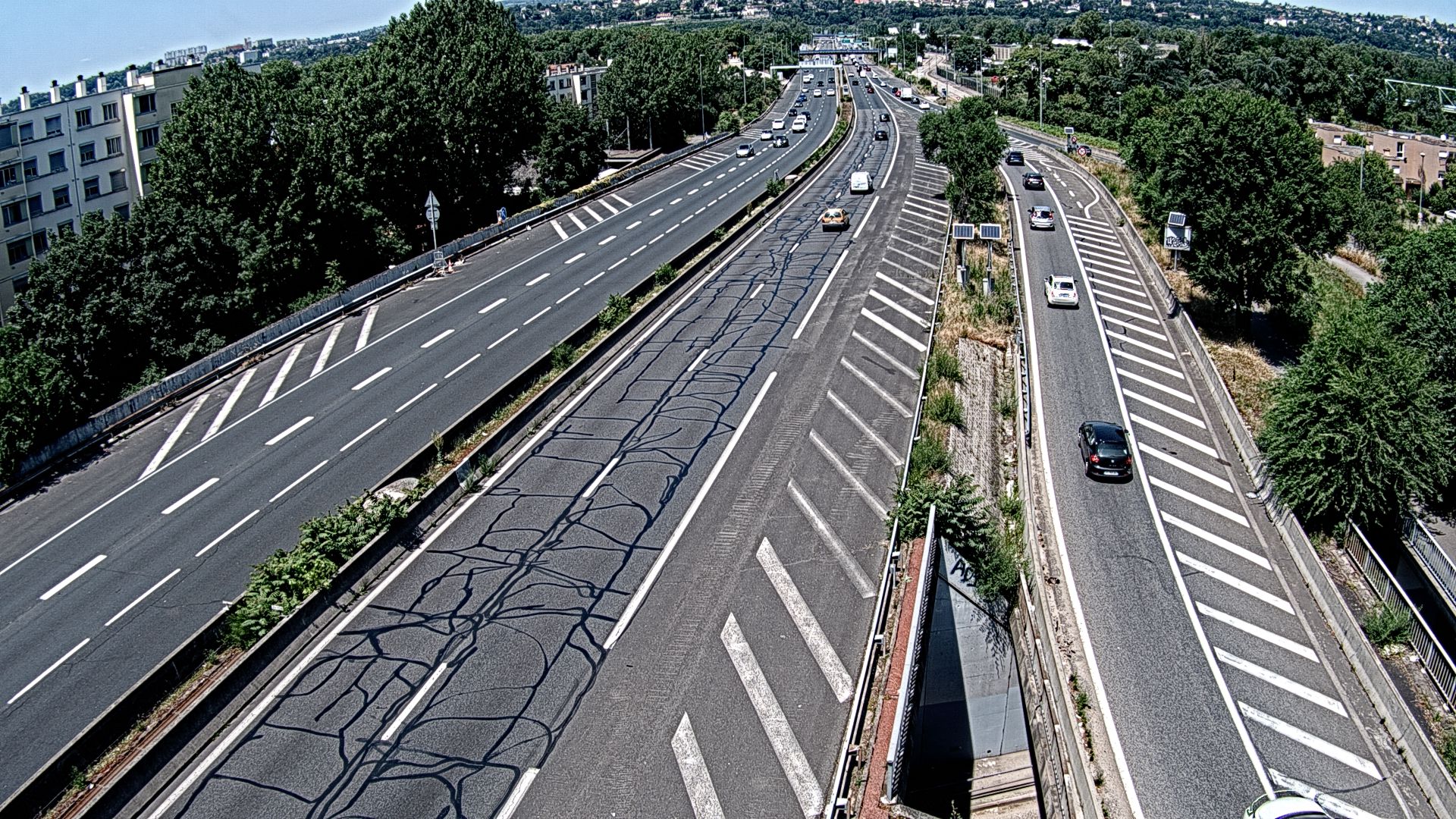 <h2>Webcam trafic à l'intersection du Boulevard Périphérique Nord, le Boulevard Périphérique Laurent Bonnevay de Lyon (D383) et l'A42, à hauteur de Villeurbanne. Vue orientée vers Rilleux-la-Pape</h2>