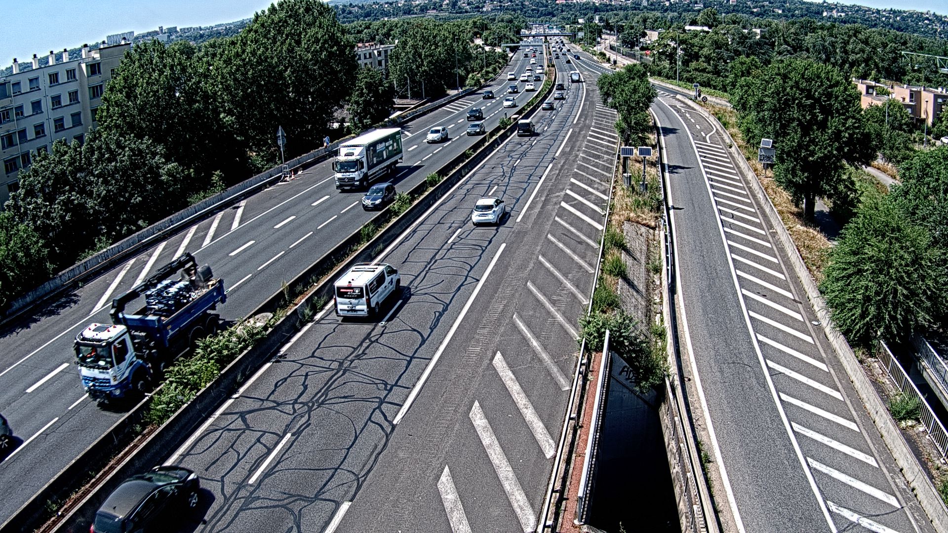 Webcam trafic à l'intersection du Boulevard Périphérique Nord, le Boulevard Périphérique Laurent Bonnevay de Lyon (D383) et l'A42, à hauteur de Villeurbanne. Vue orientée vers Rilleux-la-Pape