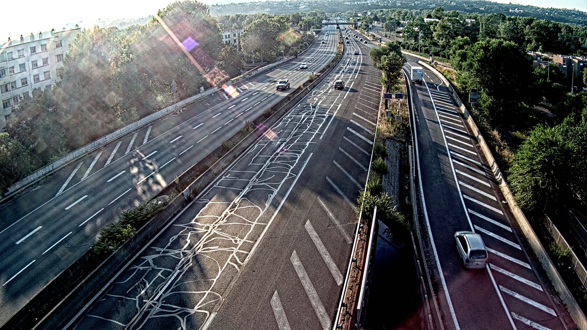 Webcam trafic à l'intersection du Boulevard Périphérique Nord, le Boulevard Périphérique Laurent Bonnevay de Lyon (D383) et l'A42, à hauteur de Villeurbanne. Vue orientée vers Rilleux-la-Pape