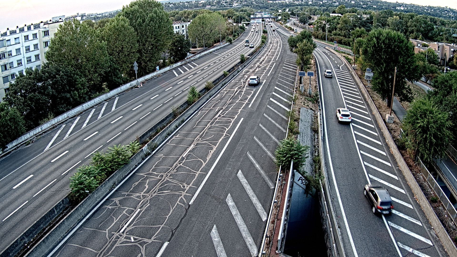 Webcam trafic à l'intersection du Boulevard Périphérique Nord, le Boulevard Périphérique Laurent Bonnevay de Lyon (D383) et l'A42, à hauteur de Villeurbanne. Vue orientée vers Rilleux-la-Pape