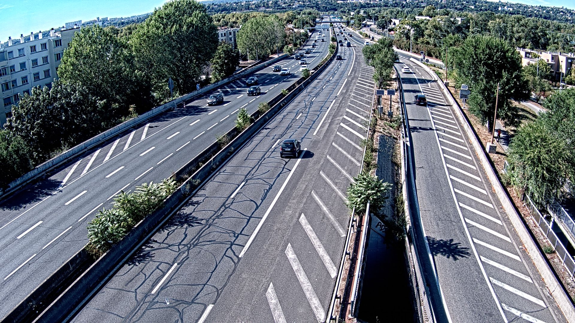 Webcam trafic à l'intersection du Boulevard Périphérique Nord, le Boulevard Périphérique Laurent Bonnevay de Lyon (D383) et l'A42, à hauteur de Villeurbanne. Vue orientée vers Rilleux-la-Pape