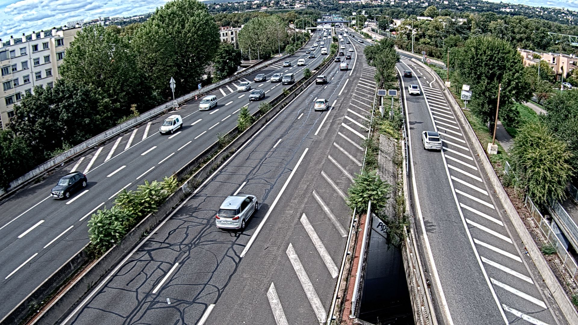 Webcam trafic à l'intersection du Boulevard Périphérique Nord, le Boulevard Périphérique Laurent Bonnevay de Lyon (D383) et l'A42, à hauteur de Villeurbanne. Vue orientée vers Rilleux-la-Pape