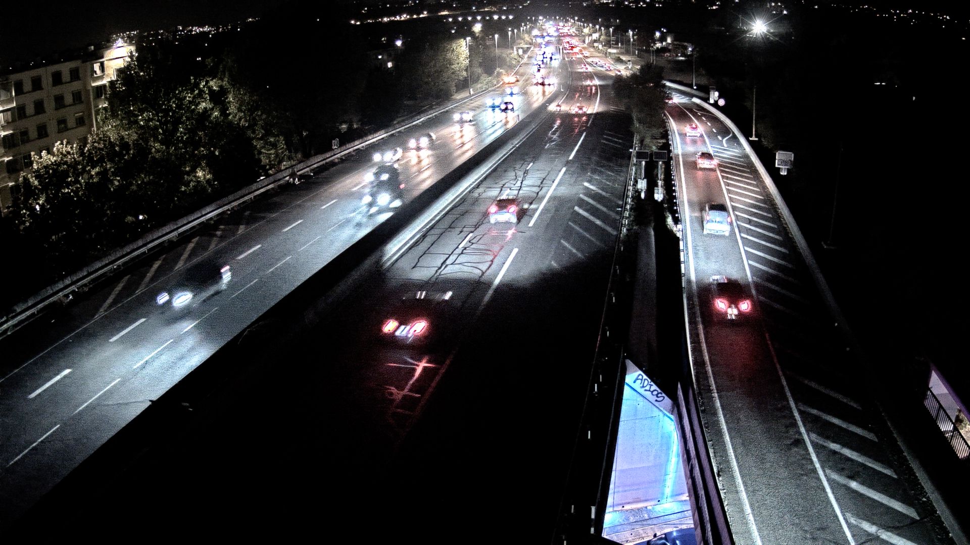 Webcam trafic à l'intersection du Boulevard Périphérique Nord, le Boulevard Périphérique Laurent Bonnevay de Lyon (D383) et l'A42, à hauteur de Villeurbanne. Vue orientée vers Rilleux-la-Pape