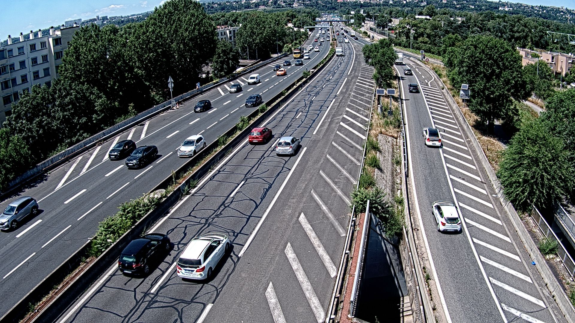 Webcam trafic à l'intersection du Boulevard Périphérique Nord, le Boulevard Périphérique Laurent Bonnevay de Lyon (D383) et l'A42, à hauteur de Villeurbanne. Vue orientée vers Rilleux-la-Pape
