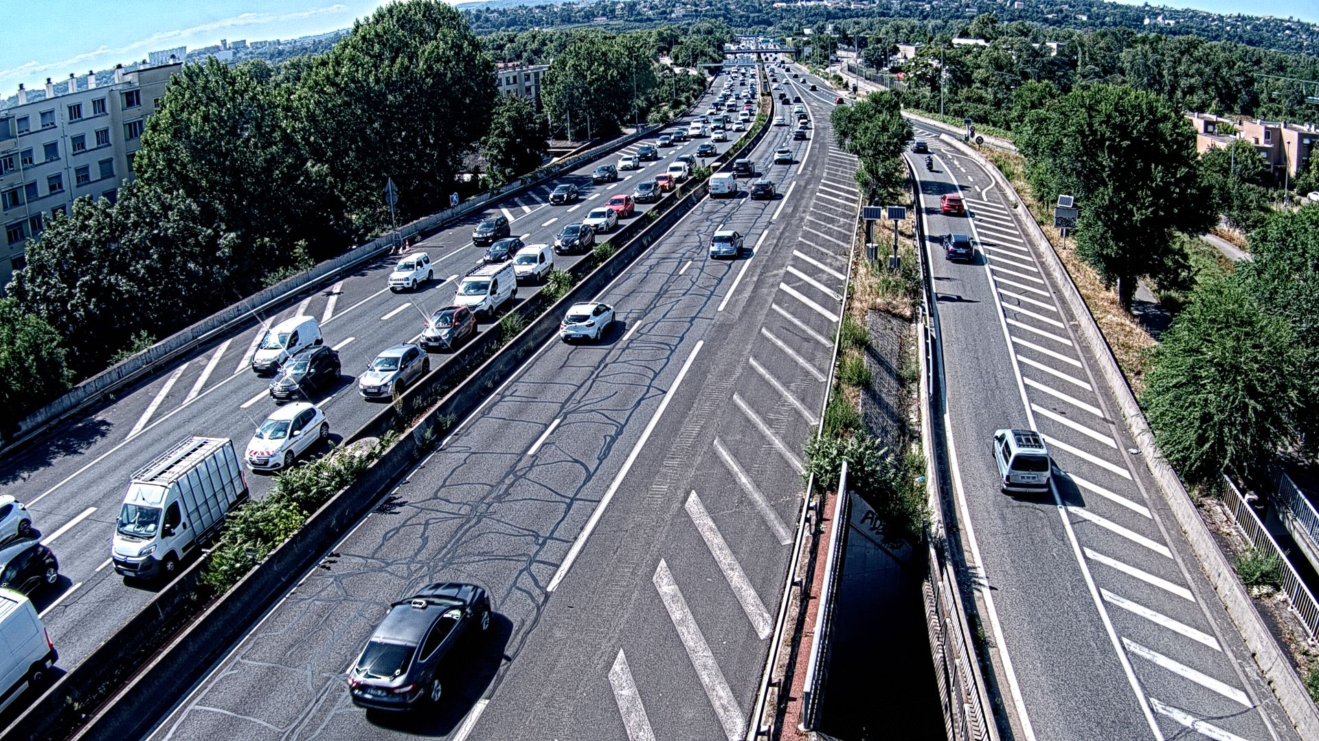 Webcam trafic à l'intersection du Boulevard Périphérique Nord, le Boulevard Périphérique Laurent Bonnevay de Lyon (D383) et l'A42, à hauteur de Villeurbanne. Vue orientée vers Rilleux-la-Pape
