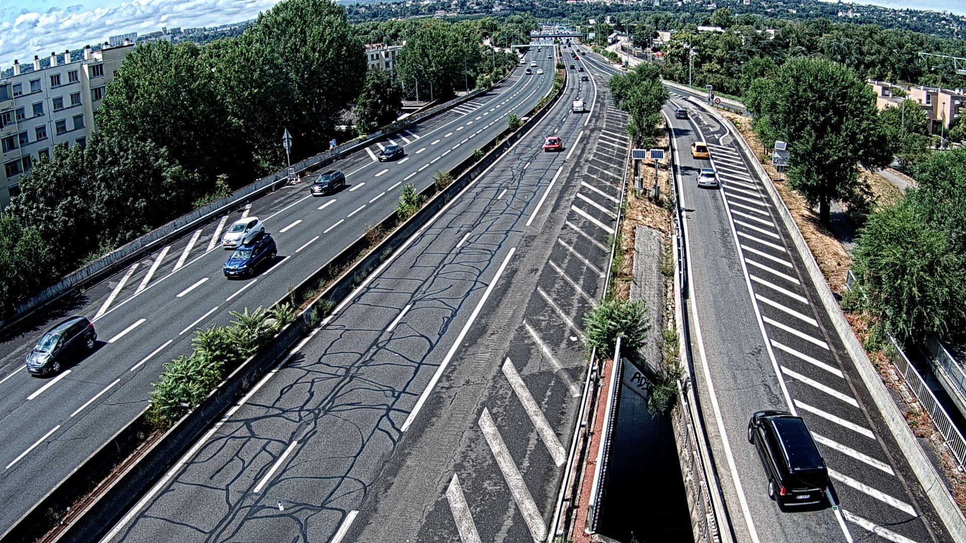 Webcam trafic à l'intersection du Boulevard Périphérique Nord, le Boulevard Périphérique Laurent Bonnevay de Lyon (D383) et l'A42, à hauteur de Villeurbanne. Vue orientée vers Rilleux-la-Pape
