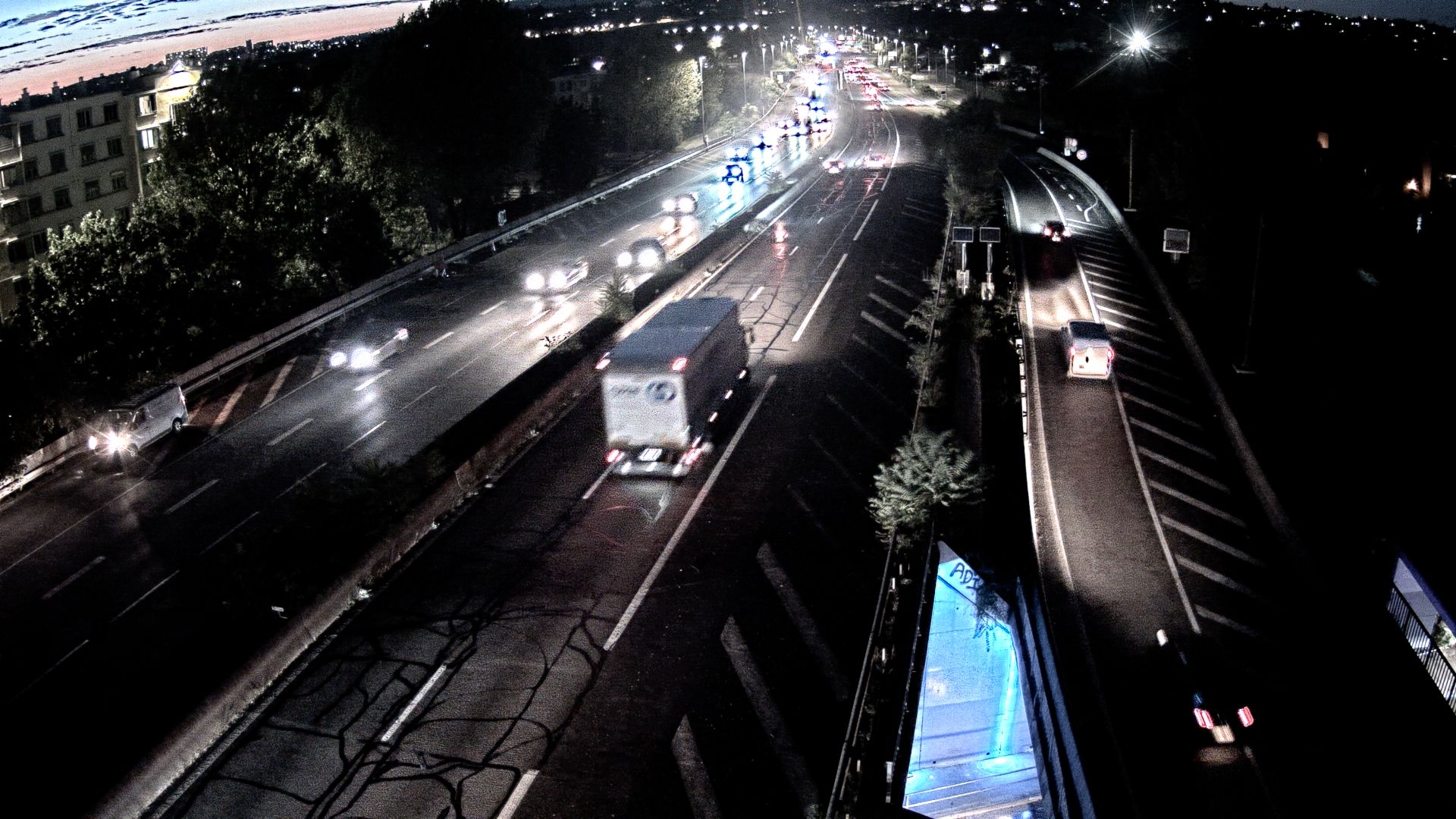 Webcam trafic à l'intersection du Boulevard Périphérique Nord, le Boulevard Périphérique Laurent Bonnevay de Lyon (D383) et l'A42, à hauteur de Villeurbanne. Vue orientée vers Rilleux-la-Pape
