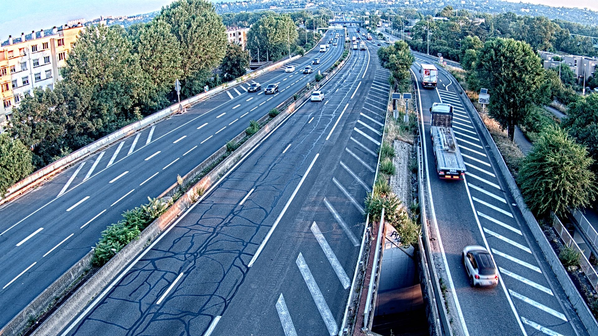 Webcam trafic à l'intersection du Boulevard Périphérique Nord, le Boulevard Périphérique Laurent Bonnevay de Lyon (D383) et l'A42, à hauteur de Villeurbanne. Vue orientée vers Rilleux-la-Pape