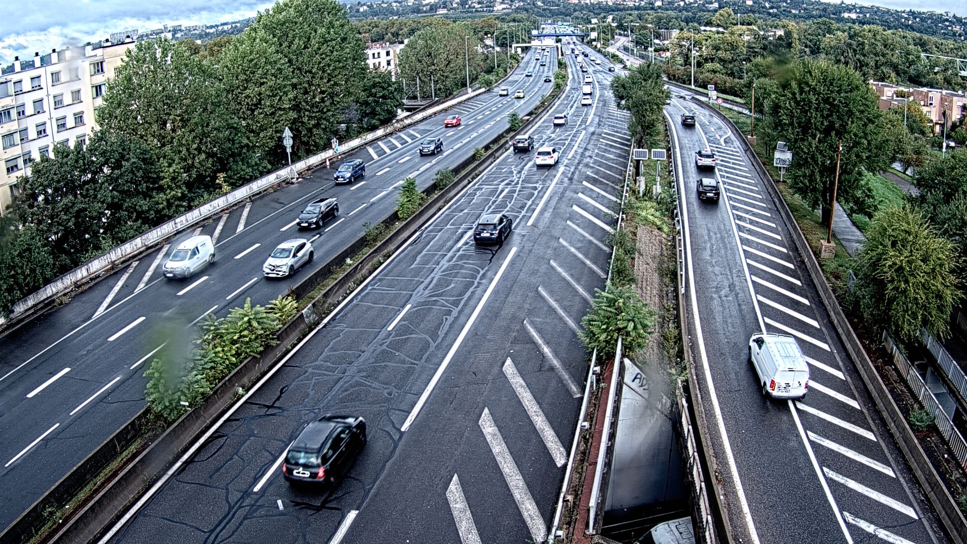 Webcam trafic à l'intersection du Boulevard Périphérique Nord, le Boulevard Périphérique Laurent Bonnevay de Lyon (D383) et l'A42, à hauteur de Villeurbanne. Vue orientée vers Rilleux-la-Pape