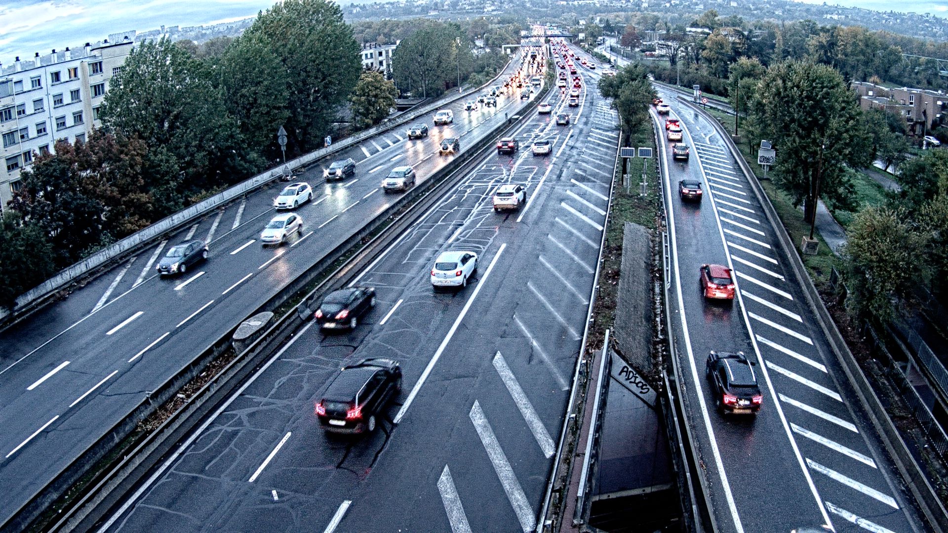 <h2>Webcam trafic à l'intersection du Boulevard Périphérique Nord, le Boulevard Périphérique Laurent Bonnevay de Lyon (D383) et l'A42, à hauteur de Villeurbanne. Vue orientée vers Rilleux-la-Pape</h2>