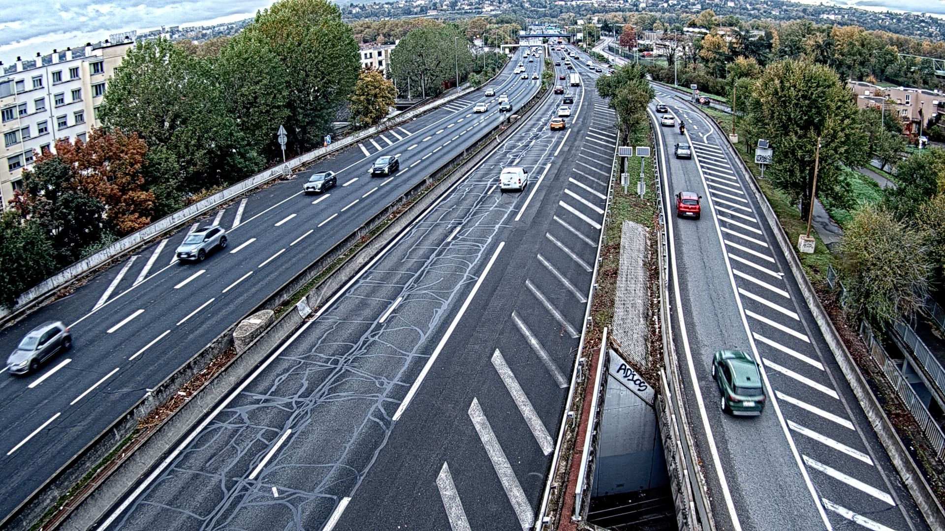 Webcam trafic à l'intersection du Boulevard Périphérique Nord, le Boulevard Périphérique Laurent Bonnevay de Lyon (D383) et l'A42, à hauteur de Villeurbanne. Vue orientée vers Rilleux-la-Pape