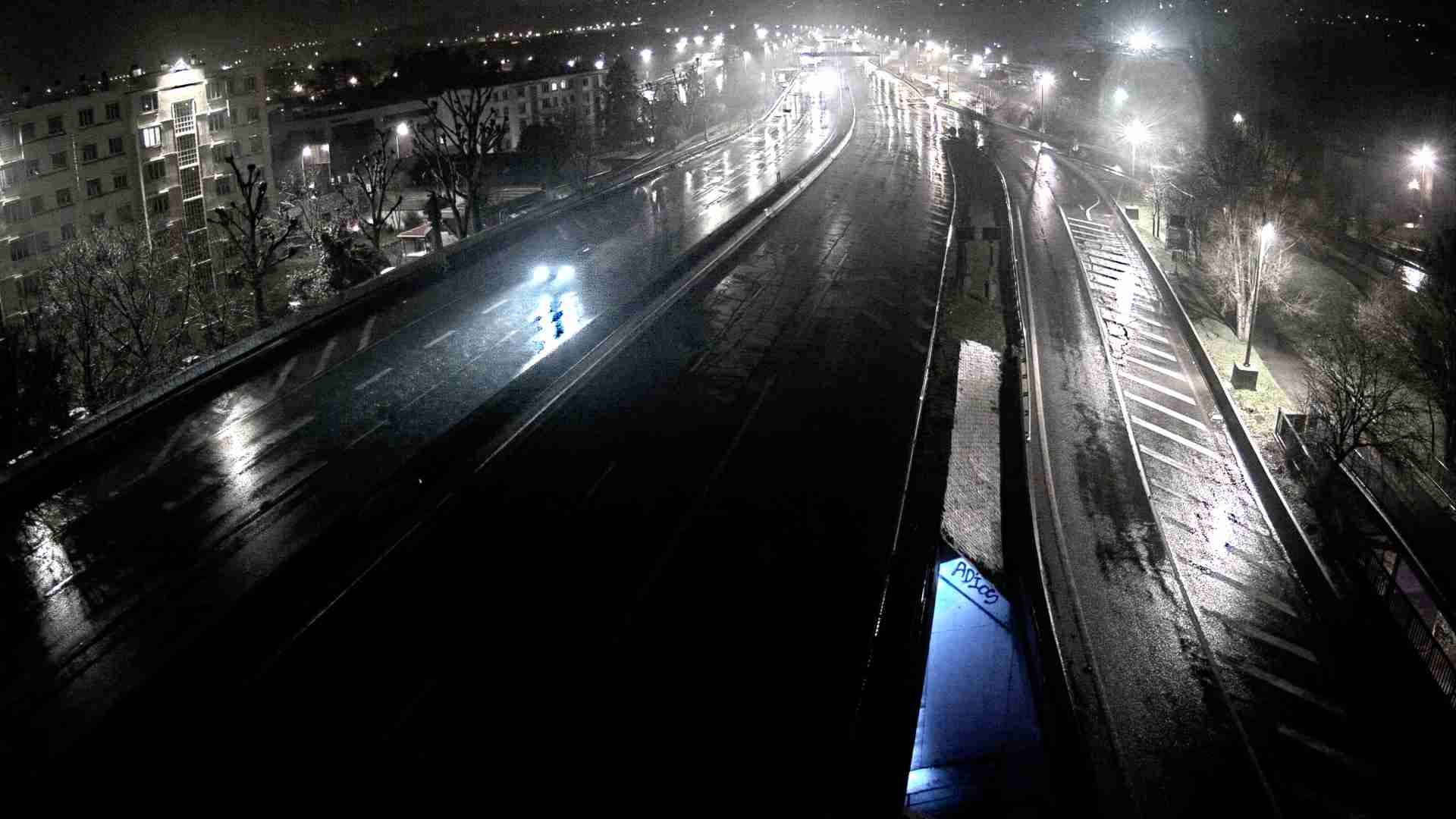 Webcam trafic à l'intersection du Boulevard Périphérique Nord, le Boulevard Périphérique Laurent Bonnevay de Lyon (D383) et l'A42, à hauteur de Villeurbanne. Vue orientée vers Rilleux-la-Pape