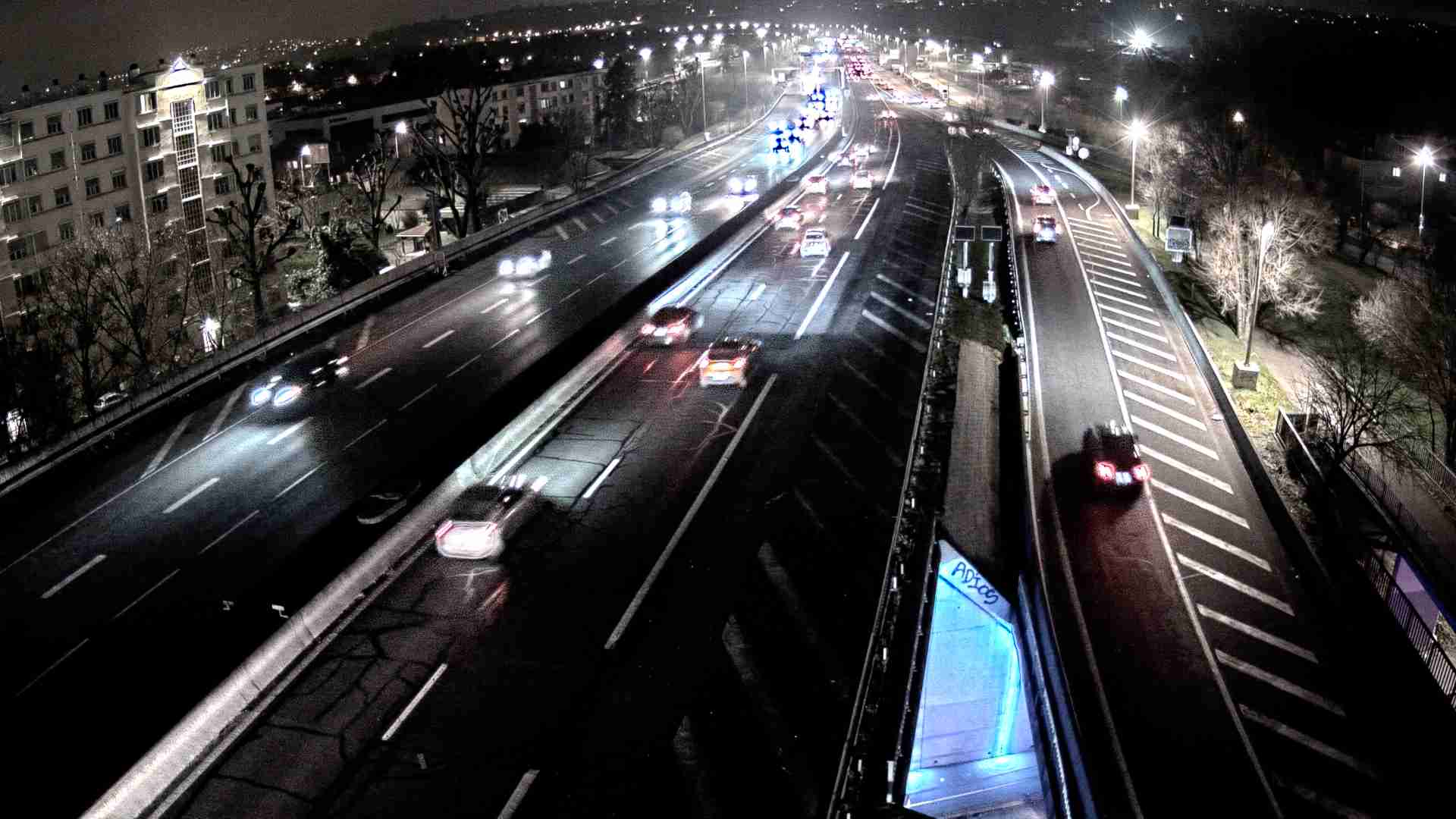 Webcam trafic à l'intersection du Boulevard Périphérique Nord, le Boulevard Périphérique Laurent Bonnevay de Lyon (D383) et l'A42, à hauteur de Villeurbanne. Vue orientée vers Rilleux-la-Pape