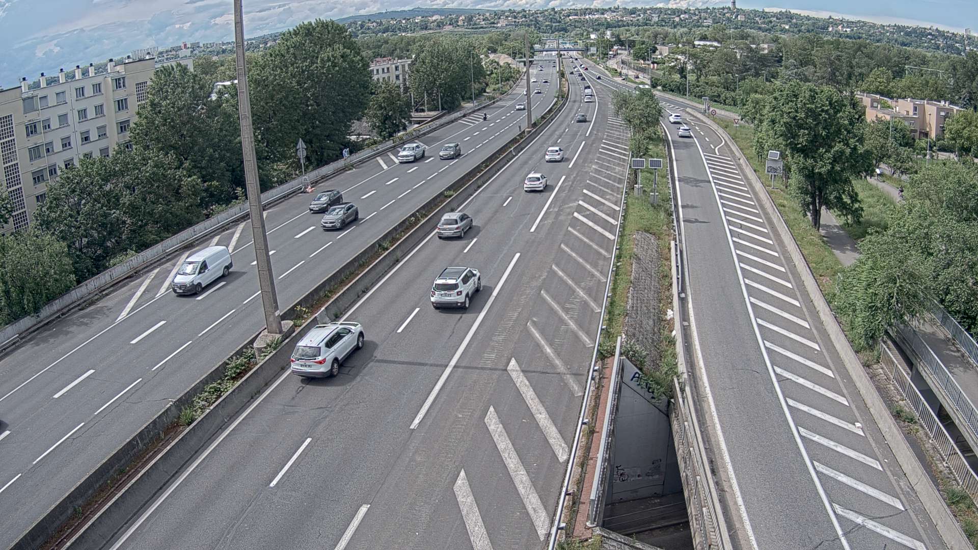 <h2>Webcam trafic à l'intersection du Boulevard Périphérique Nord, le Boulevard Périphérique Laurent Bonnevay de Lyon (D383) et l'A42, à hauteur de Villeurbanne. Vue orientée vers Rilleux-la-Pape</h2>