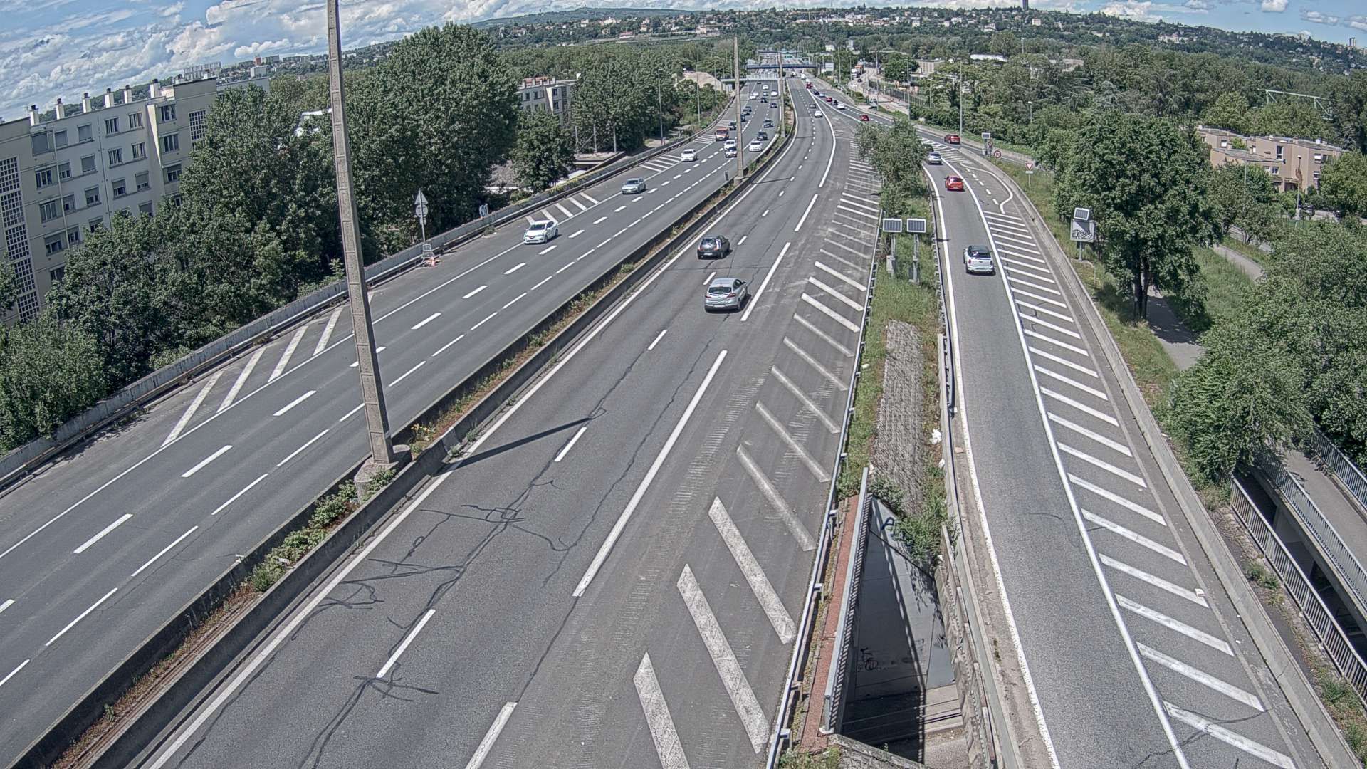 Webcam trafic à l'intersection du Boulevard Périphérique Nord, le Boulevard Périphérique Laurent Bonnevay de Lyon (D383) et l'A42, à hauteur de Villeurbanne. Vue orientée vers Rilleux-la-Pape