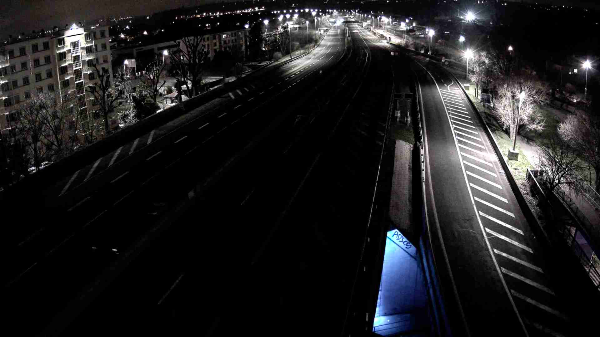 Webcam trafic à l'intersection du Boulevard Périphérique Nord, le Boulevard Périphérique Laurent Bonnevay de Lyon (D383) et l'A42, à hauteur de Villeurbanne. Vue orientée vers Rilleux-la-Pape